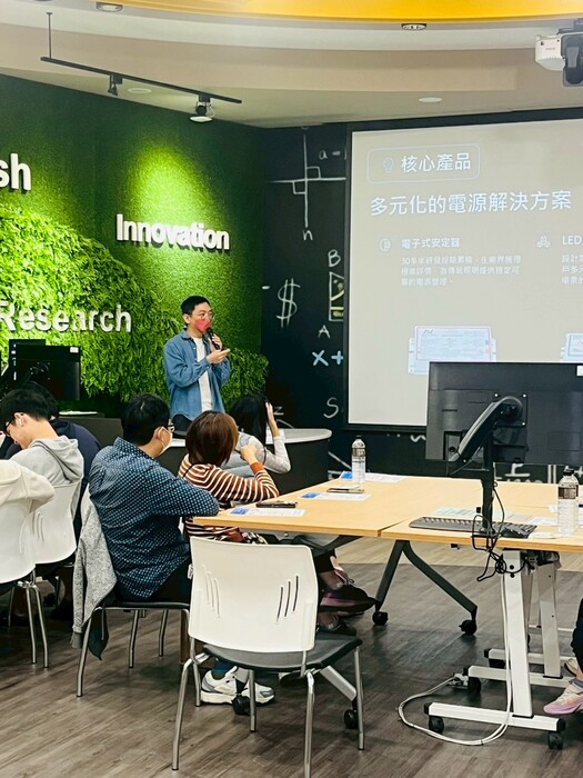 115學年度產業攜手專班廠商說明會 - 安雄電子廠商代表圖片